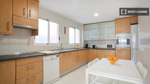 Se alquila habitación en piso compartido en Alicante.