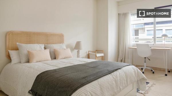 Se alquila habitación en piso compartido en Alicante.