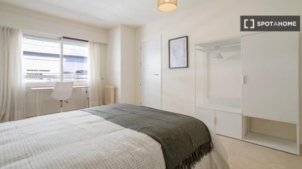 Se alquila habitación en piso compartido en Alicante.