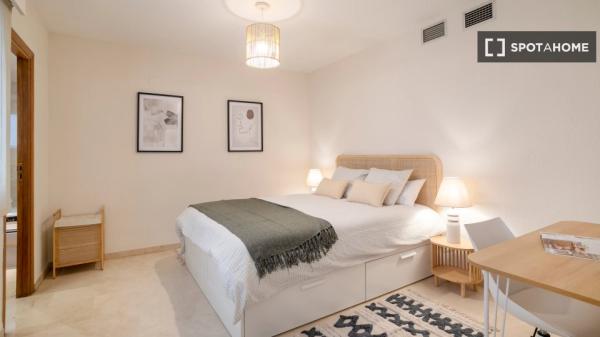 Se alquila habitación en piso compartido en Alicante.