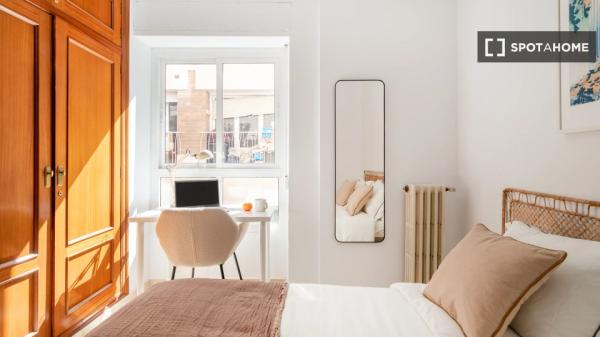 Room in a shared 5-bedroom apartment for rent in Alicante