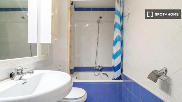 Room in a shared 5-bedroom apartment for rent in Alicante