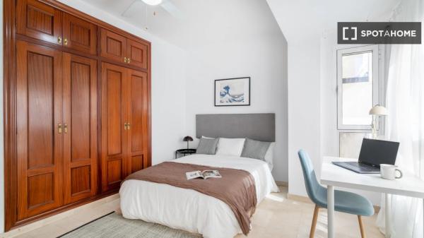 Room in a shared 5-bedroom apartment for rent in Alicante
