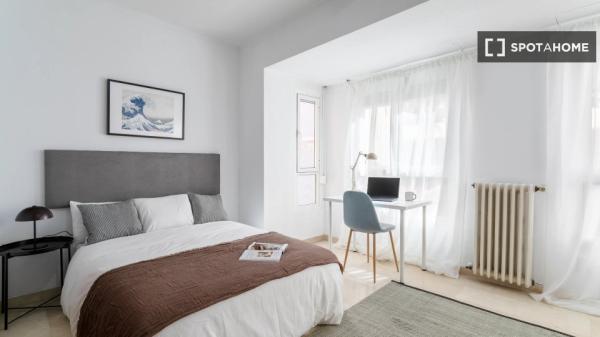 Room in a shared 5-bedroom apartment for rent in Alicante