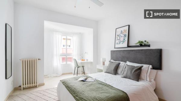 Room in a shared 5-bedroom apartment for rent in Alicante