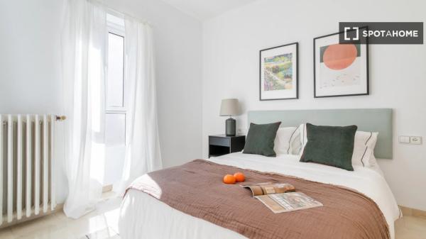 Room in a shared 5-bedroom apartment for rent in Alicante