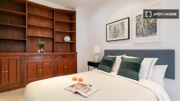 Room in a shared 5-bedroom apartment for rent in Alicante
