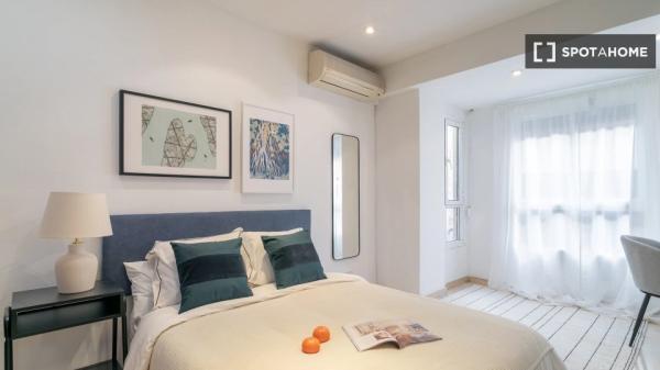 Room in a shared 5-bedroom apartment for rent in Alicante