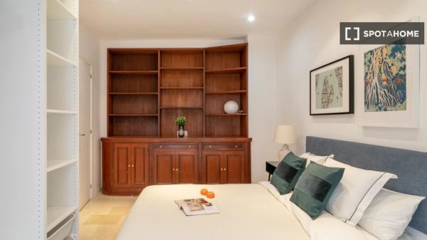 Room in a shared 5-bedroom apartment for rent in Alicante