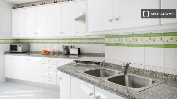 Room in a shared 5-bedroom apartment for rent in Alicante