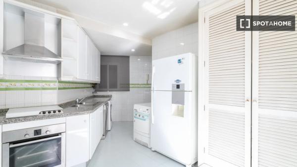 Room in a shared 5-bedroom apartment for rent in Alicante