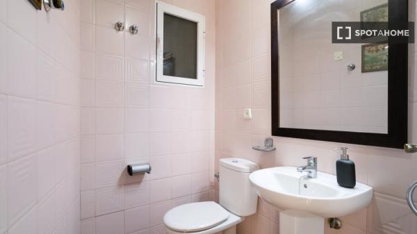 Room in a shared 5-bedroom apartment for rent in Alicante
