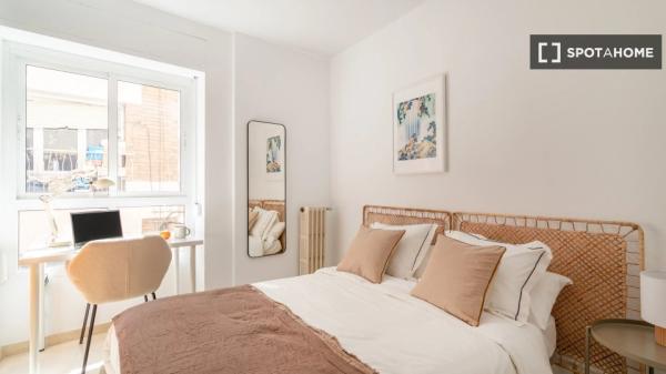 Room in a shared 5-bedroom apartment for rent in Alicante