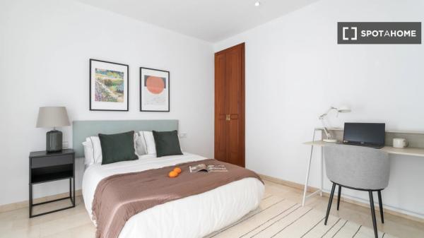 Room in a shared 5-bedroom apartment for rent in Alicante