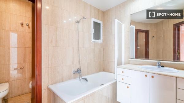 Room in a shared 5-bedroom apartment for rent in Alicante