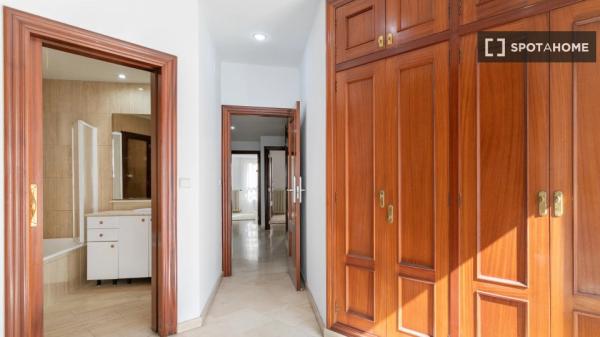 Room in a shared 5-bedroom apartment for rent in Alicante