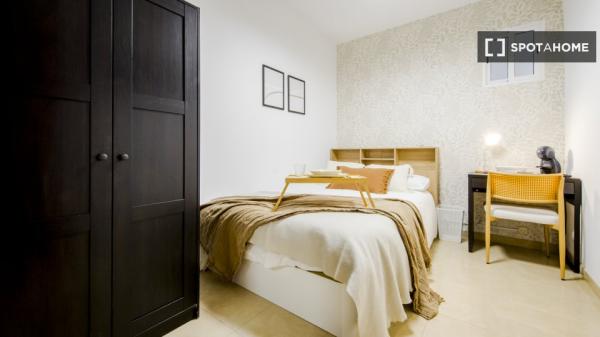 Zimmer in einer 7-Zimmer-WG in Pacífico, Madrid, zu vermieten.