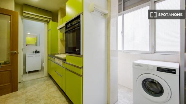 Zimmer in einer 7-Zimmer-WG in Pacífico, Madrid, zu vermieten.