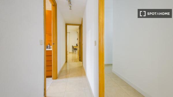 Zimmer in einer 7-Zimmer-WG in Pacífico, Madrid, zu vermieten.