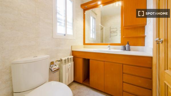 Zimmer in einer 7-Zimmer-WG in Pacífico, Madrid, zu vermieten.