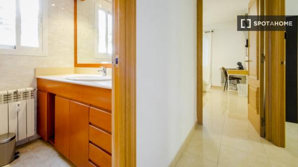 Zimmer in einer 7-Zimmer-WG in Pacífico, Madrid, zu vermieten.