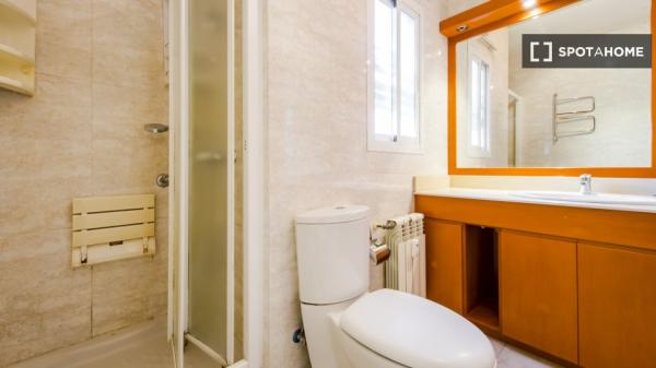 Zimmer in einer 7-Zimmer-WG in Pacífico, Madrid, zu vermieten.