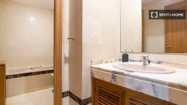 Room in a shared flat for rent in Alicante.