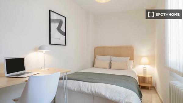 Room in a shared flat for rent in Alicante.