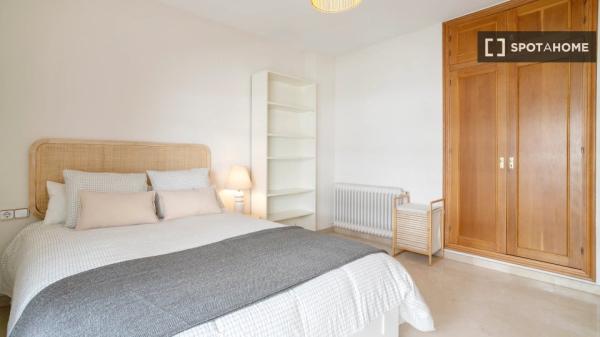 Room in a shared flat for rent in Alicante.