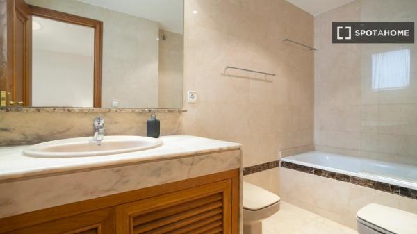 Room in a shared flat for rent in Alicante.