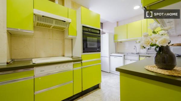 Zimmer in einer 7-Zimmer-WG in Pacífico, Madrid, zu vermieten.