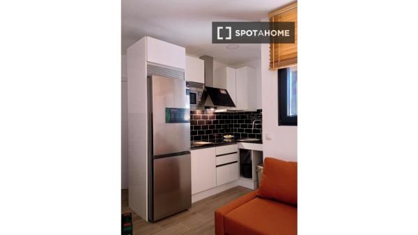 Pokój w mieszkaniu współdzielonym do wynajęcia w Almenara, Madryt.