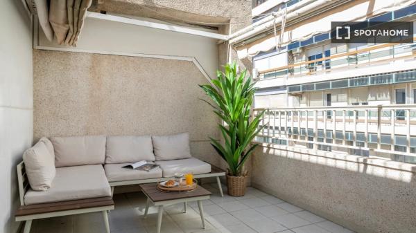 Room in a shared flat for rent in Alicante.