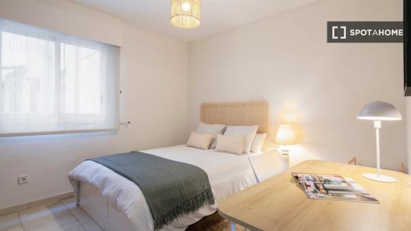 Room in a shared flat for rent in Alicante.