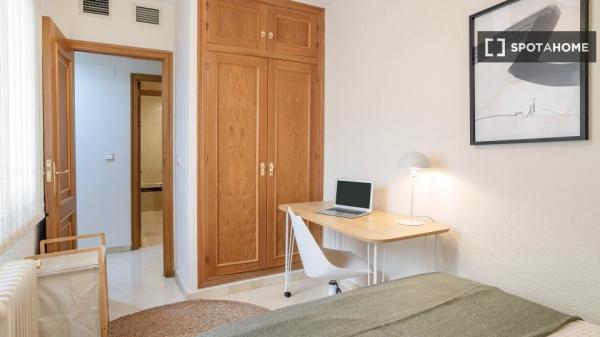 Room in a shared flat for rent in Alicante.
