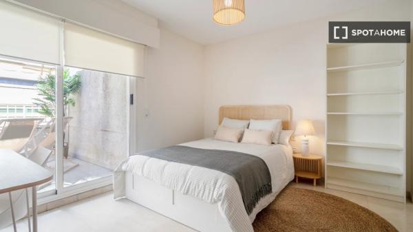 Room in a shared flat for rent in Alicante.