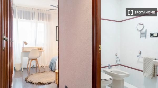 Zimmer in Wohngemeinschaft in Alicante zu vermieten, 3 Schlafzimmer