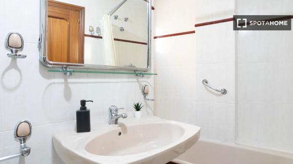 Zimmer in Wohngemeinschaft in Alicante zu vermieten, 3 Schlafzimmer