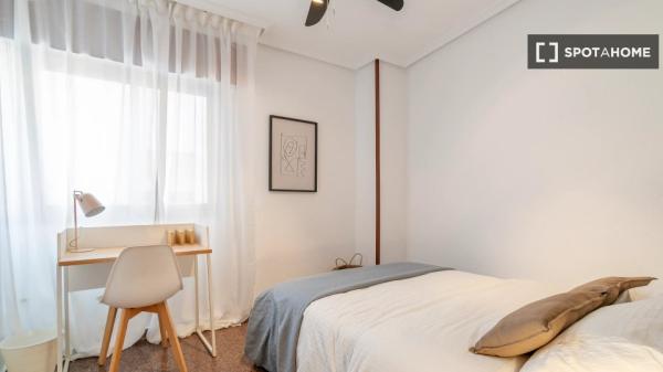 Zimmer in Wohngemeinschaft in Alicante zu vermieten, 3 Schlafzimmer