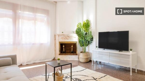 Zimmer in Wohngemeinschaft in Alicante zu vermieten, 3 Schlafzimmer