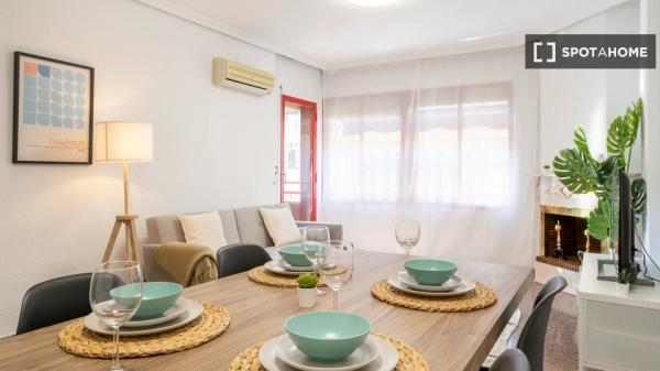 Zimmer in Wohngemeinschaft in Alicante zu vermieten, 3 Schlafzimmer