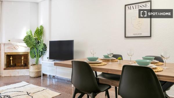 Zimmer in Wohngemeinschaft in Alicante zu vermieten, 3 Schlafzimmer