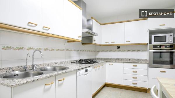 Zimmer in Wohngemeinschaft in Alicante zu vermieten, 3 Schlafzimmer