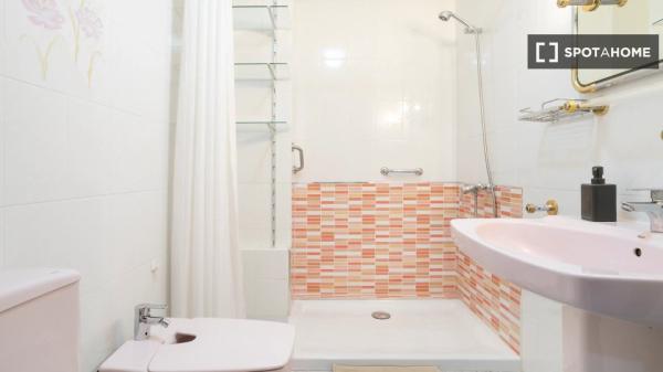 Zimmer in Wohngemeinschaft in Alicante zu vermieten, 3 Schlafzimmer