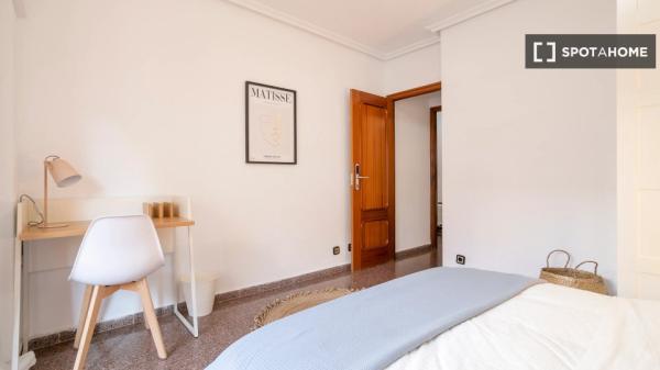 Zimmer in Wohngemeinschaft in Alicante zu vermieten, 3 Schlafzimmer