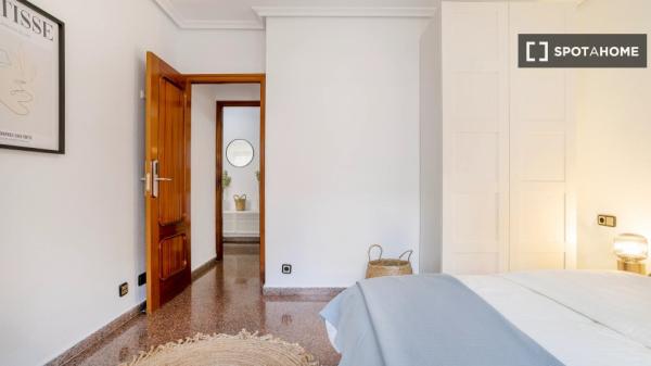 Zimmer in Wohngemeinschaft in Alicante zu vermieten, 3 Schlafzimmer