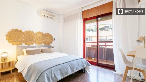 Zimmer in Wohngemeinschaft in Alicante zu vermieten, 3 Schlafzimmer