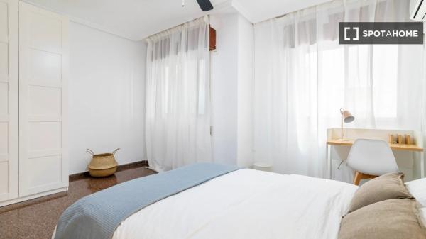 Zimmer in Wohngemeinschaft in Alicante zu vermieten, 3 Schlafzimmer