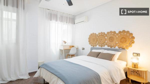 Zimmer in Wohngemeinschaft in Alicante zu vermieten, 3 Schlafzimmer