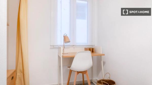 Pokój w mieszkaniu dzielonym z 5 sypialniami do wynajęcia, Alicante